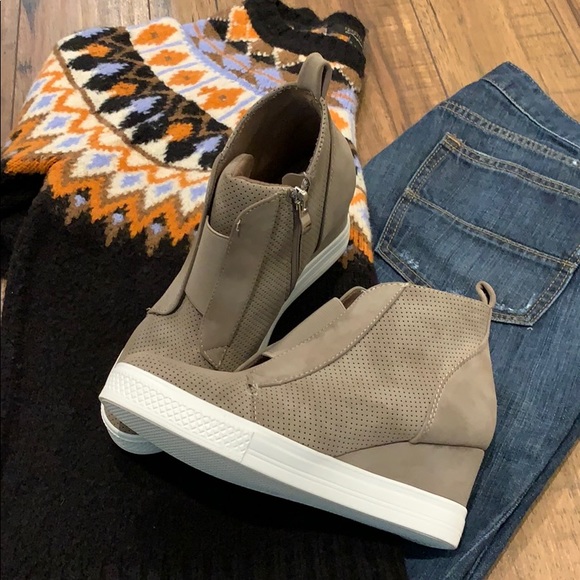 Last Pair ✨SALE TODAY ONLY✨HP✨NEW • Wedge Sneaker - Picture 2 of 8